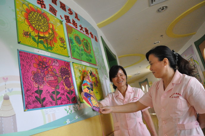 赵青每周一都到市儿童福利院为孤残儿上美术课(图5)