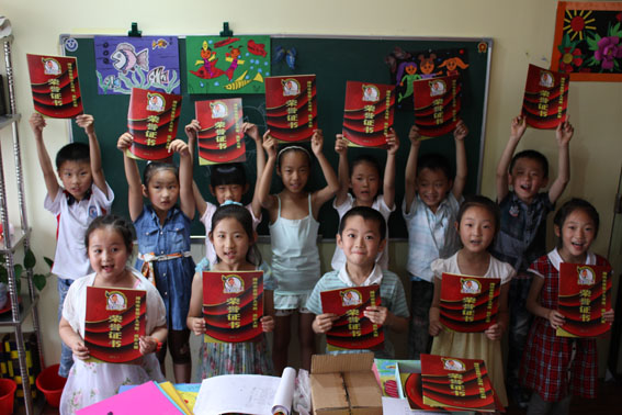赵青每周一都到市儿童福利院为孤残儿上美术课(图4)