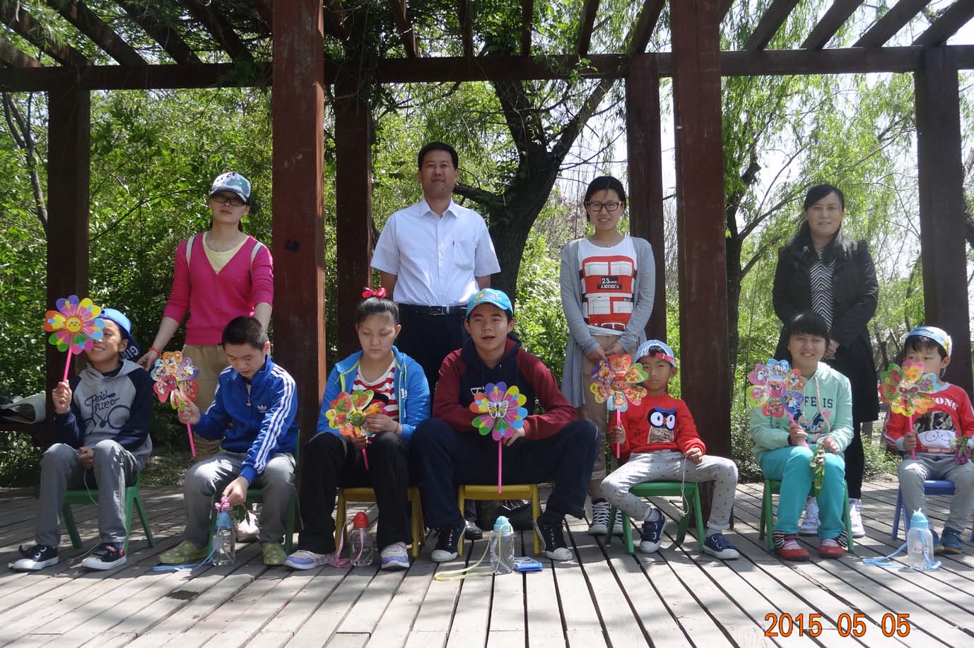 成功组织市儿童福利院的孩子们在湿地公园写生