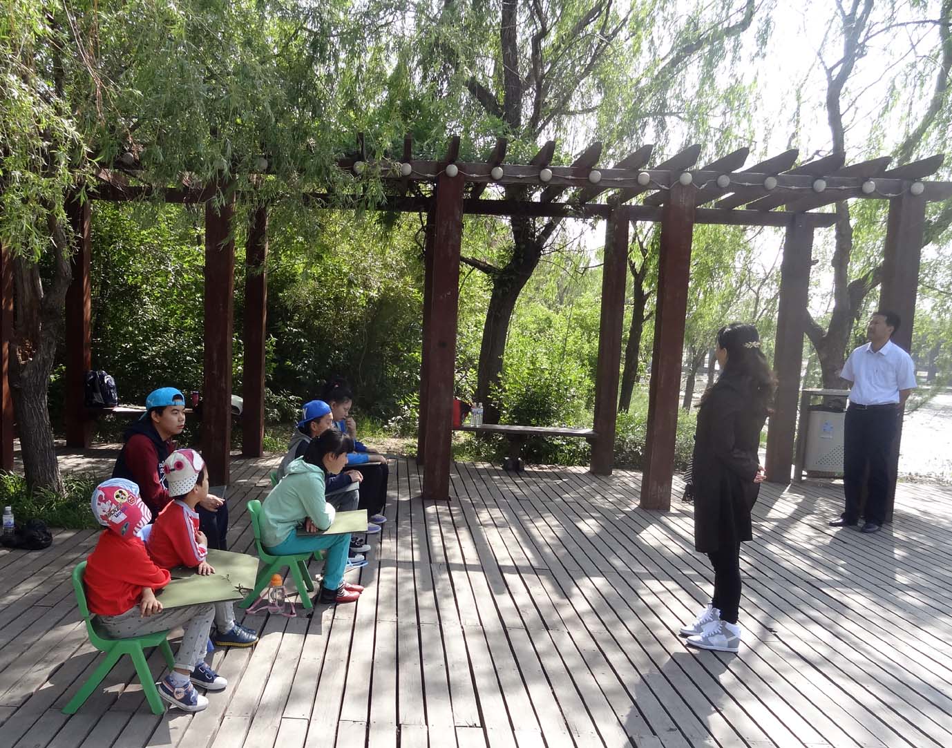 成功组织市儿童福利院的孩子们在湿地公园写生(图3)